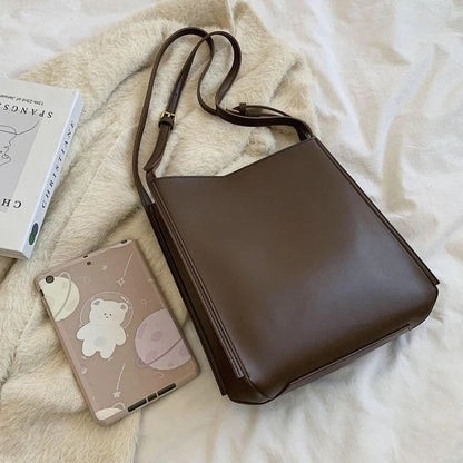 MAELI SCHULTERTASCHE – KLASSISCHE SHOPPER BAG MIT GOLDDETAILS