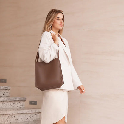 MAELI SCHULTERTASCHE – KLASSISCHE SHOPPER BAG MIT GOLDDETAILS