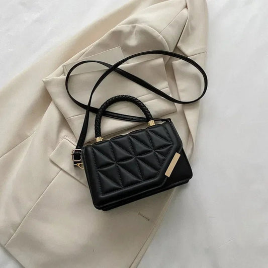 MALIKA UMHÄNGETASCHE – STEPP-LOOK & KETTENDETAIL