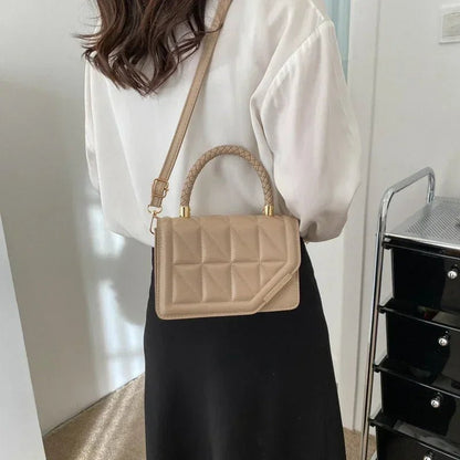 MALIKA UMHÄNGETASCHE – STEPP-LOOK & KETTENDETAIL