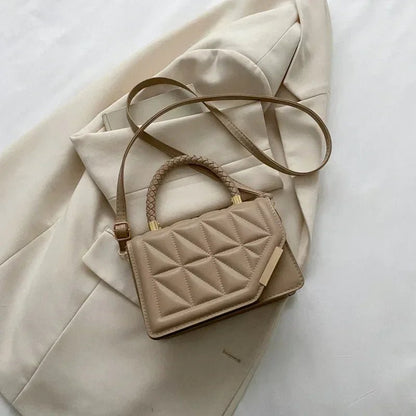 MALIKA UMHÄNGETASCHE – STEPP-LOOK & KETTENDETAIL
