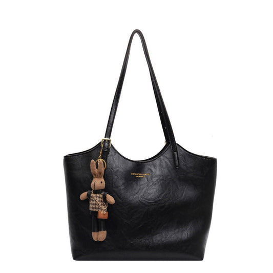 ELENA SCHULTERTASCHE – KLASSISCHE TASCHE MIT TEDDY-ANHÄNGER