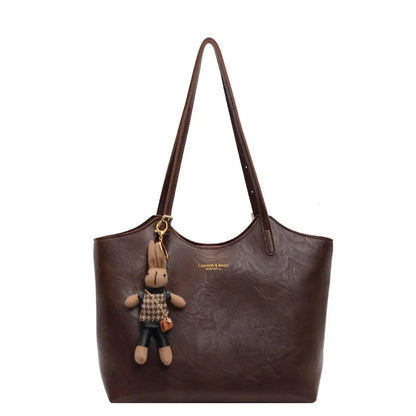 ELENA SCHULTERTASCHE – KLASSISCHE TASCHE MIT TEDDY-ANHÄNGER