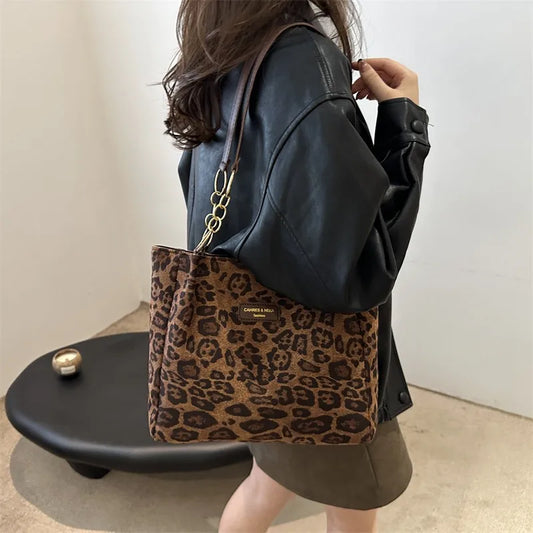 KIMBERLY HANDTASCHE – LEOPARDENMUSTER MIT GOLDKETTE & INNENTASCHE