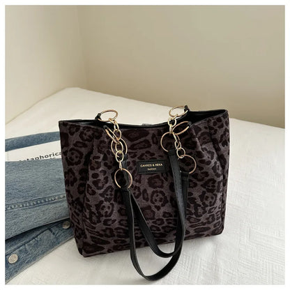 KIMBERLY HANDTASCHE – LEOPARDENMUSTER MIT GOLDKETTE & INNENTASCHE