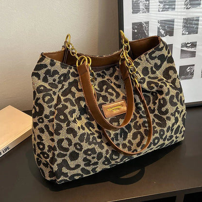 LEONORA LEO-SHOULDERBAG – STATEMENT-SCHULTERTASCHE MIT GOLDCHAIN