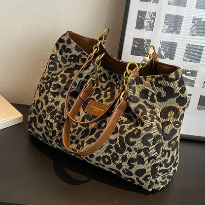 LEONORA LEO-SHOULDERBAG – STATEMENT-SCHULTERTASCHE MIT GOLDCHAIN