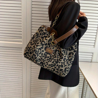 LEONORA LEO-SHOULDERBAG – STATEMENT-SCHULTERTASCHE MIT GOLDCHAIN