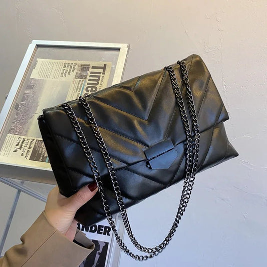 LILLIANA KETTENTASCHE – KOMPAKTE UMHÄNGETASCHE MIT CHAIN-STRAP & POLSTERUNG