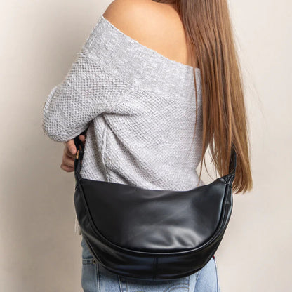 MIREYA SCHULTERTASCHE – HALBMOND-TASCHE MIT URBANEM CHARME