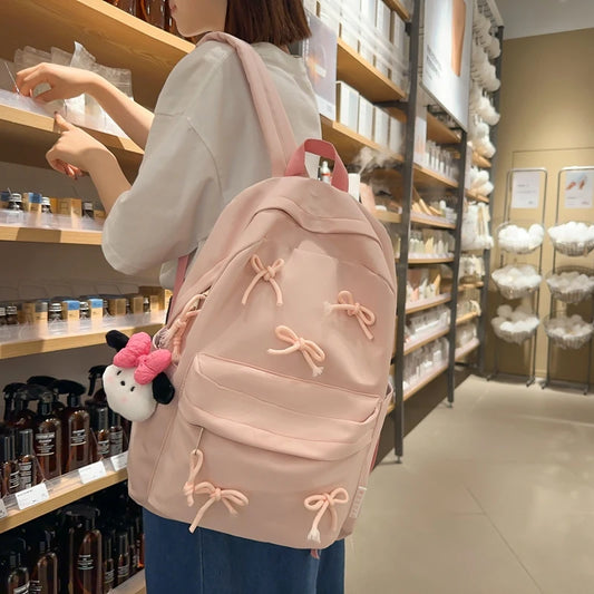 SORAYA RUCKSACK – MÄDCHENHAFTER LAPTOP-RUCKSACK MIT ANHÄNGER & SCHLEIFE