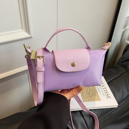 AYELIN MINI UMHÄNGETASCHE MIT KONTRASTDECKEL & RIEMEN