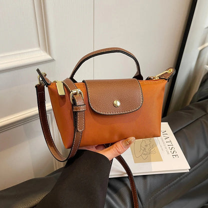 AYELIN MINI UMHÄNGETASCHE MIT KONTRASTDECKEL & RIEMEN