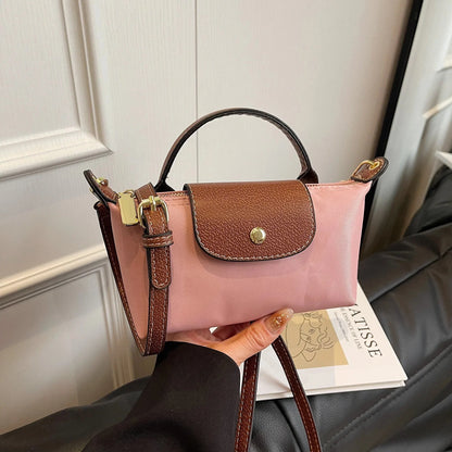 AYELIN MINI UMHÄNGETASCHE MIT KONTRASTDECKEL & RIEMEN