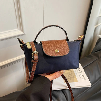 AYELIN MINI UMHÄNGETASCHE MIT KONTRASTDECKEL & RIEMEN