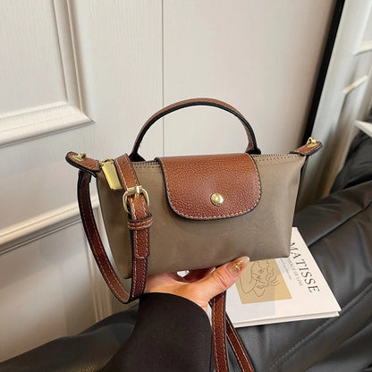 AYELIN MINI UMHÄNGETASCHE MIT KONTRASTDECKEL & RIEMEN