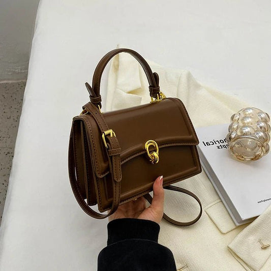 VERA LEDERTASCHE – KOMPAKTE UMHÄNGETASCHE MIT SCHNALLE & RETRO-CHARME