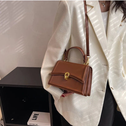 VERA LEDERTASCHE – KOMPAKTE UMHÄNGETASCHE MIT SCHNALLE & RETRO-CHARME